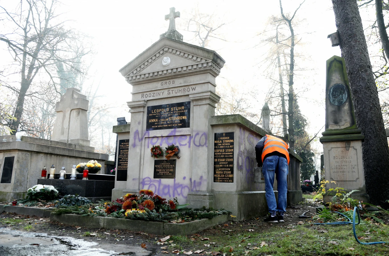 Ekipa czyszcząca grobowiec