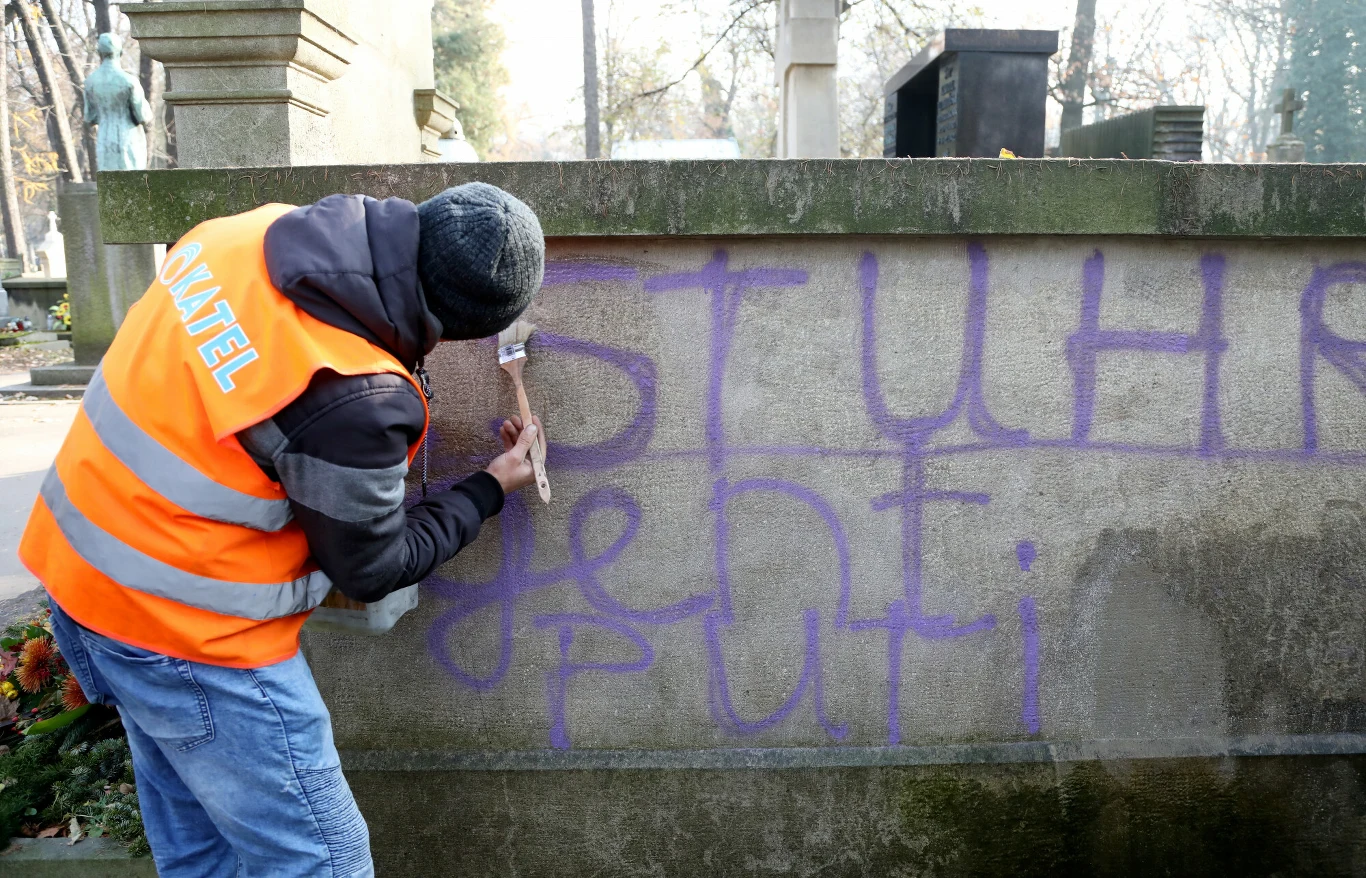 Ekipa czyszcząca grobowiec