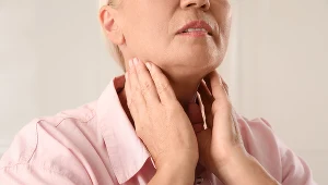 Tarczyca u osób z nadczynnością jest zwykle powiększona. Warto kontrolować dotykiem okolice szyi