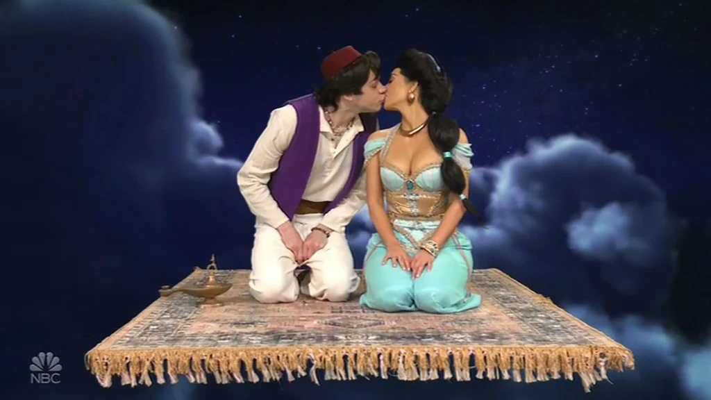 Kim Kardashian i Pete Davidson w scenie rodem z Alladyna w programie Saturday Night Live. Pocałowali się! 