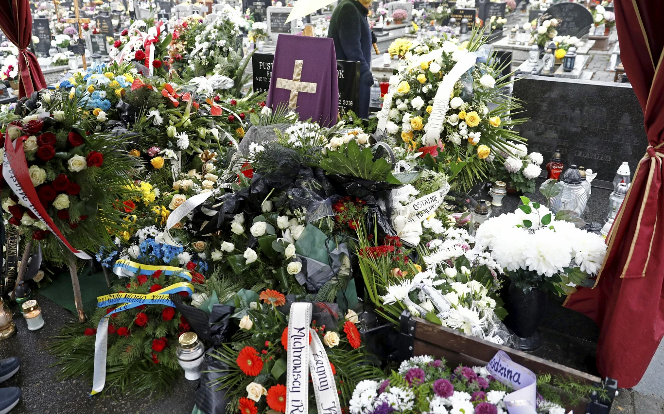 Kwiaty i wieńce pokryły trumnę dziennikarza