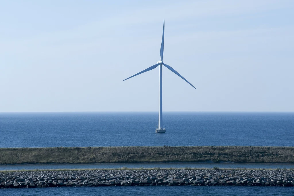 Turbina wiatrowa na Bałtyku (zdjęcie ilustracyjne).