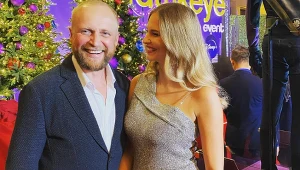 Piotr Adamczyk i Karolina Szymczak na premierze serialu: www.instagram.com/karolina.szymczak/