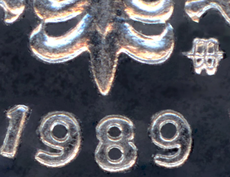 Na polskich złotych znajduje się znak złożony z liter M i W, oznaczających Mennicę Polskę (kiedyś Warszawską)