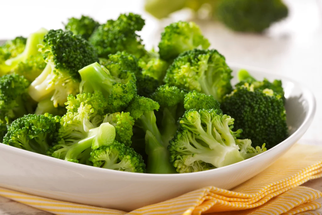 Brokuły można gotować w wodzie, smażyć i piec, ale najlepiej sprawdza się gotowanie ich na parze