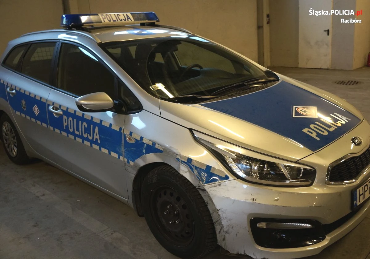 Jeden z uszkodzonych radiowozów.