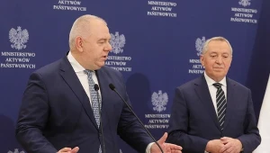  Wicepremier, minister aktywów państwowych Jacek Sasin (L) oraz wicepremier, minister rolnictwa i rozwoju wsi Henryk Kowalczyk (P) podczas uroczystości podpisania międzyresortowej umowy o współpracy przy tworzeniu krajowego holdingu spożywczego. Fot. Paweł Supernak PAP