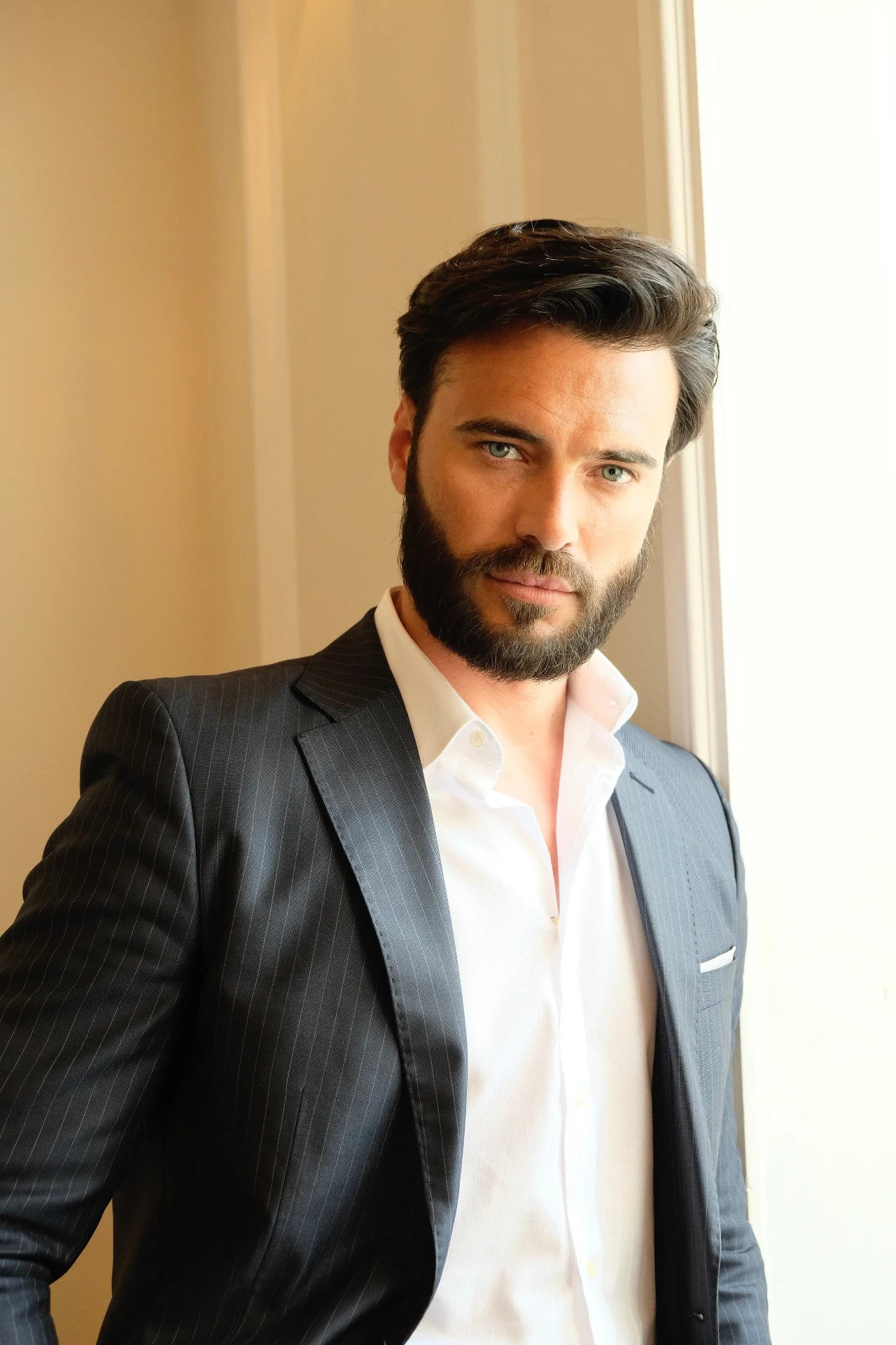 Giulio Berruti wciela się w Sama – mężczyznę, który wywróci do góry nogami życie Emi – głównej bohaterki filmu (Paulina Gałązka). Włoski aktor, model i producent filmowy jest znany z takich międzynarodowych produkcji jak „Walking on sunshine”, „Monte Carlo” czy „Piekło Gabriela”, a ostatnio na ekranach kin można było wypatrzyć go u boku Ryana Reynoldsa i Samuela L. Jacksona w komedii sensacyjnej „Bodyguard i żona zawodowca”. Giulio Berruti mógł zaskarbić sobie popularność w Polsce dużo szybciej – odrzucił bowiem propozycję głównej roli w filmie „365 dni”. 