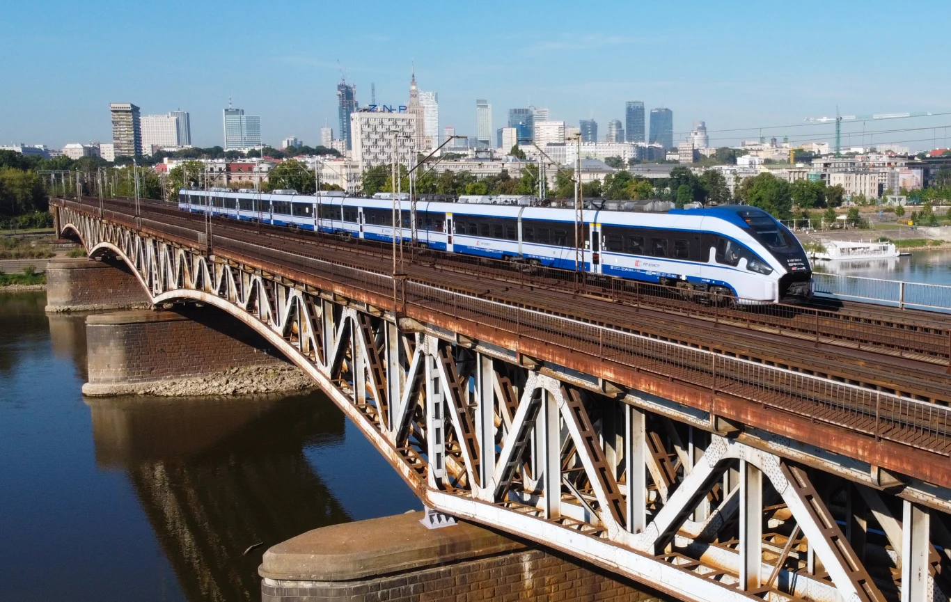 Pociąg PKP Intercity na warszawskim moście średnicowym Pociąg PKP Intercity na warszawskim moście średnicowym