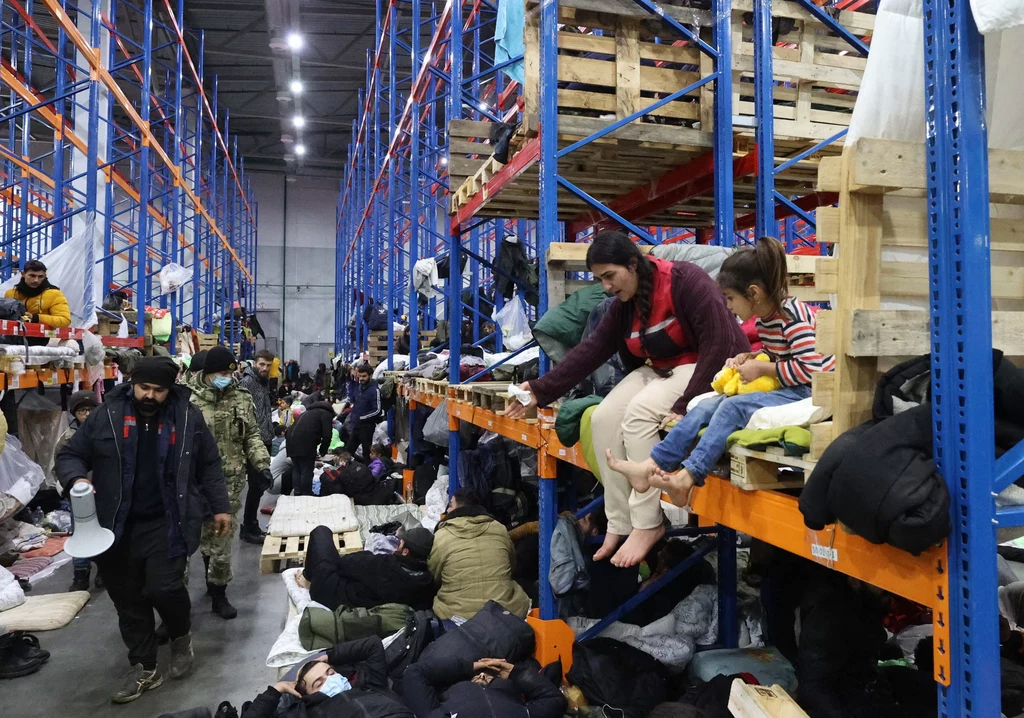 Migranci skierowani przez służby białoruskie do magazynu centrum logistycznego Migranci skierowani przez służby białoruskie do magazynu centrum logistycznego