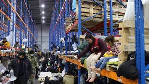 Migranci  skierowani przez służby białoruskie do magazynu centrum logistycznego
