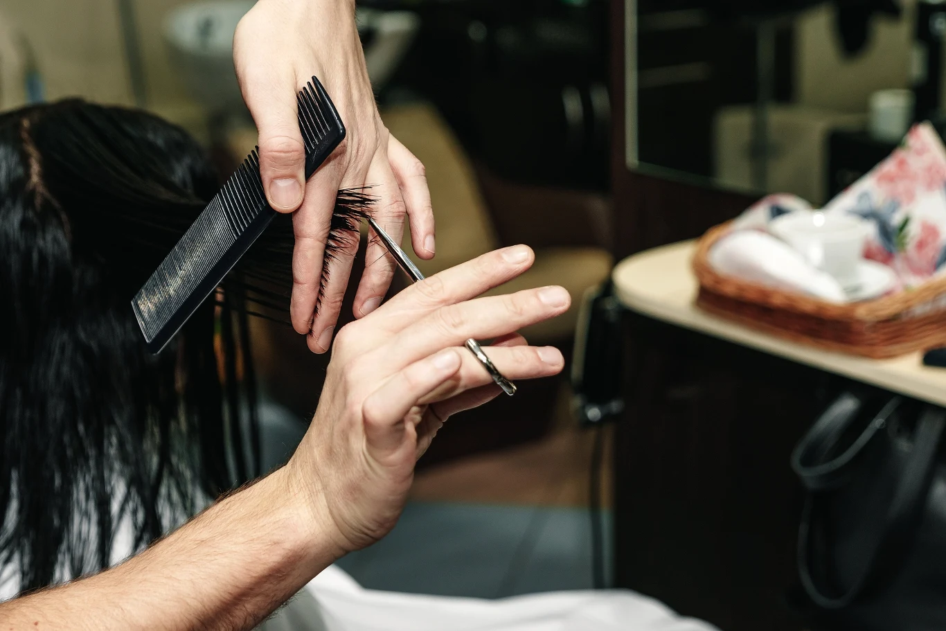 Francuska grzywka najlepiej komponuje się z dłuższymi włosami