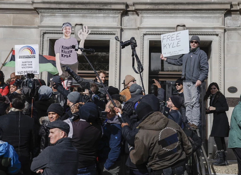 Grupa protestujących przed sądem w Kanoshy Grupa protestujących przed sądem w Kanoshy