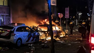 Płonący samochód podczas zamieszek w Rotterdamie