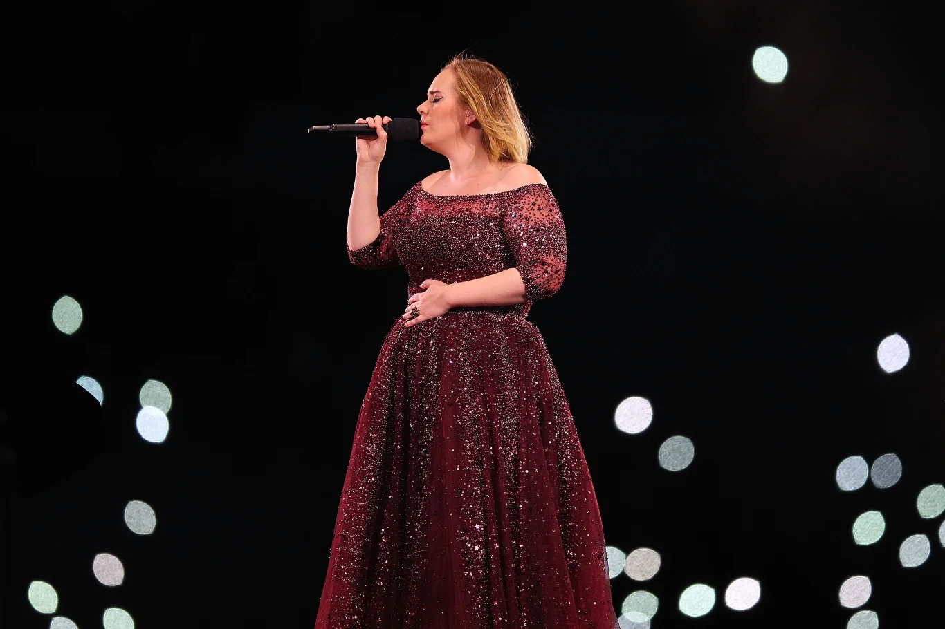 W 2017 Adele zagrała swój ostatni koncert, a później na długo zniknęła. Pojawiały się głosy, że wokalistka ma problemy zdrowotne, a niektórzy plotkowali nawet, że zakończy karierę. Okazało się, że czas zawirowań w życiu osobistym artystka ponownie wykorzystuje po to, by stworzyć materiał na płytę, ale także naprawić skomplikowane relacje z bliskimi. Zdjęcie z jednego z ostatnich wówczas koncertów w 2017 roku.