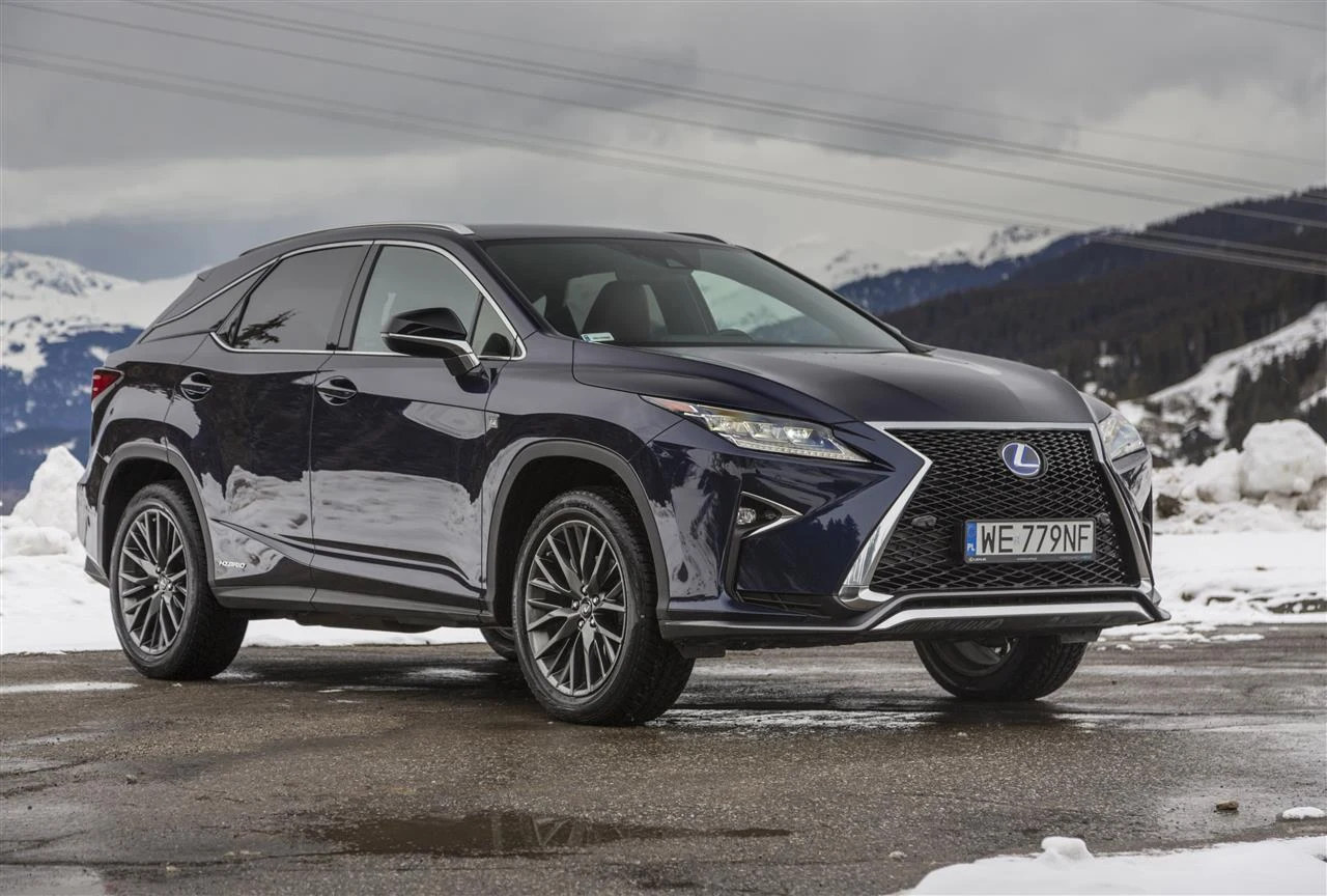 Obecnie Donald Tusk jeździ flagowym SUVem Lexusa, czyli modelem RX 450h.