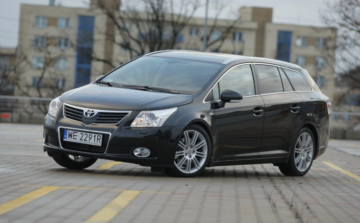 Donald Tusk, kiedy jeszcze sprawował urząd polskiego premiera, jeździł Toyotą Avensis kombi trzeciej generacji.