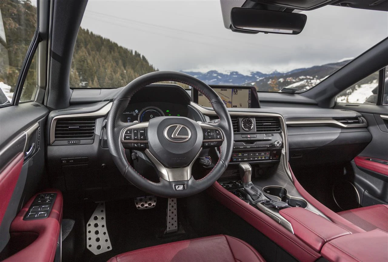 Nie wiemy natomiast na jaką wersję wyposażenia zdecydował się Donald Tusk. Zależnie od tego wyboru, ceny Lexusa RX 450h wahają się między 330 a 430 tys. zł.