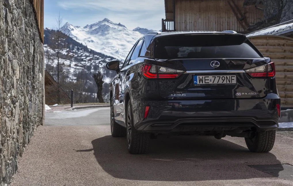 Wybrana przez Donalda Tuska wersja silnikowa, korzysta z układu hybrydowego o łącznej mocy 313 KM.