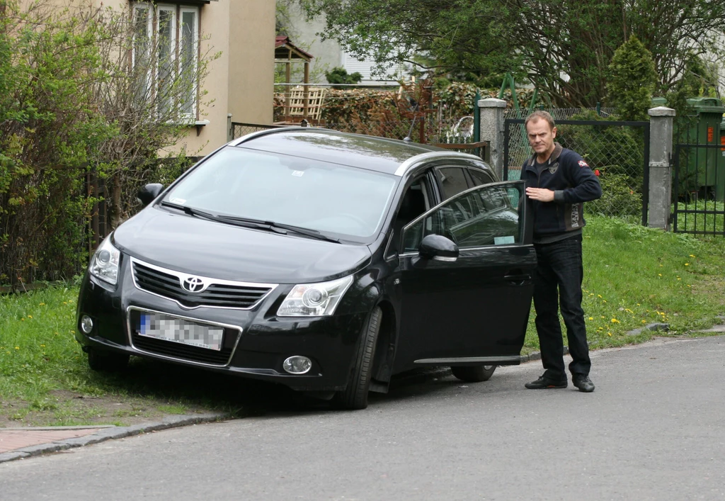 Donald Tusk i jego Toyota Avensis w 2010 roku