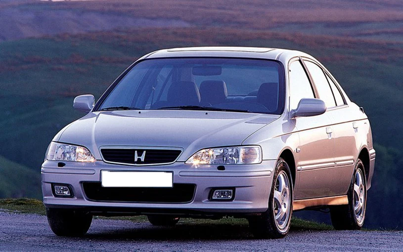 W 1999 roku Donald Tusk kupił nową Hondę Accord VI. Ciekawostka - auto pojawiło się w ogłoszeniu w 2018 roku i ówczesny właściciel chciał za nie 100 tys. zł, właśnie z uwagi na to, że autem tym jeździł przewodniczący PO.