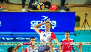 PlusLiga. ZAKSA Kędzierzyn-Koźle - Ślepsk Malow Suwałki. Norbert Huber (atakuje) zanotował udany powrót do składu wicemistrzów Polski