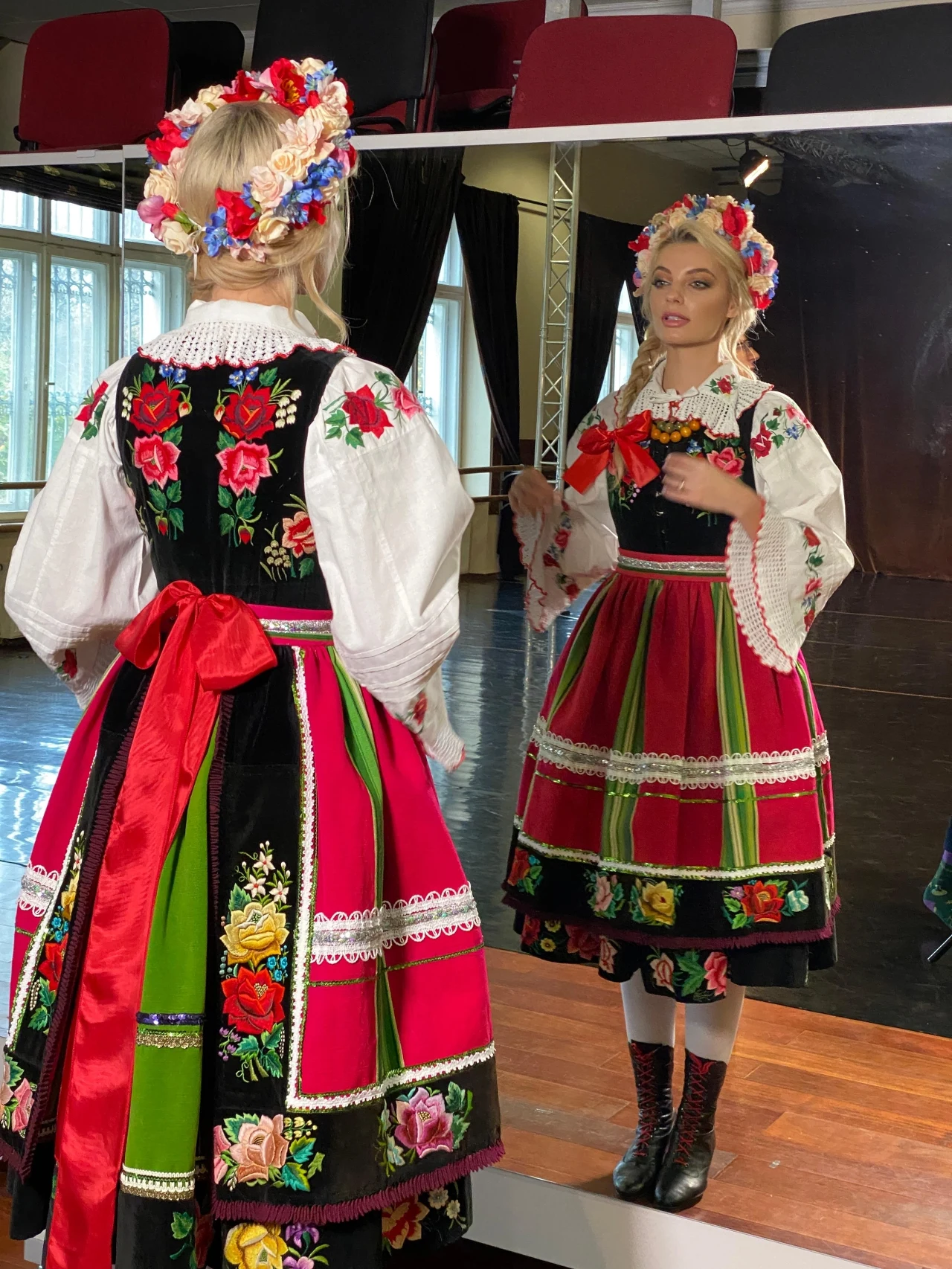 Karolina Bielawska w stroju ludowym