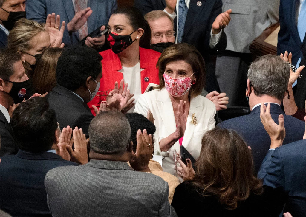 Spikerka Izby Reprezentantów USA Nancy Pelosi trzyma ostatni głos w sprawie "Build Back Better Act".