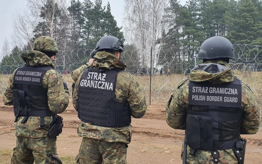 Funkcjonariusze przy granicy polsko-białoruskiej Funkcjonariusze przy granicy polsko-białoruskiej