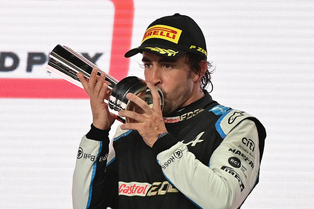 Fernando Alonso na podium Grand Prix Kataru 2021 Fernando Alonso na podium Grand Prix Kataru 2021
