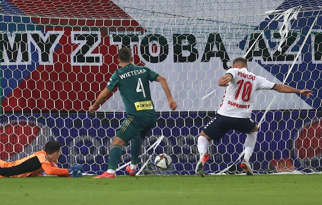 Lukas Podolski wbija gola w meczu Górnik Zabrze - Legia Warszawa Lukas Podolski wbija gola w meczu Górnik Zabrze - Legia Warszawa
