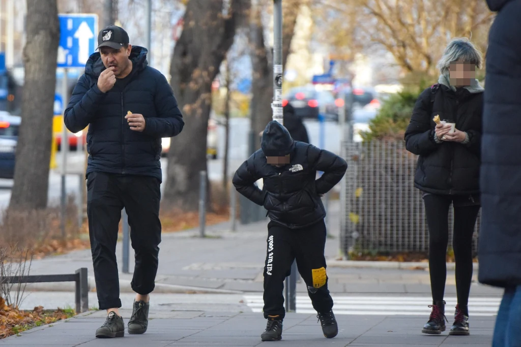 Tomasz Karolak złamał prawo ruchu drogowego, zastawiając bramę wjazdową. Tomasz Karolak złamał prawo ruchu drogowego, zastawiając bramę wjazdową.