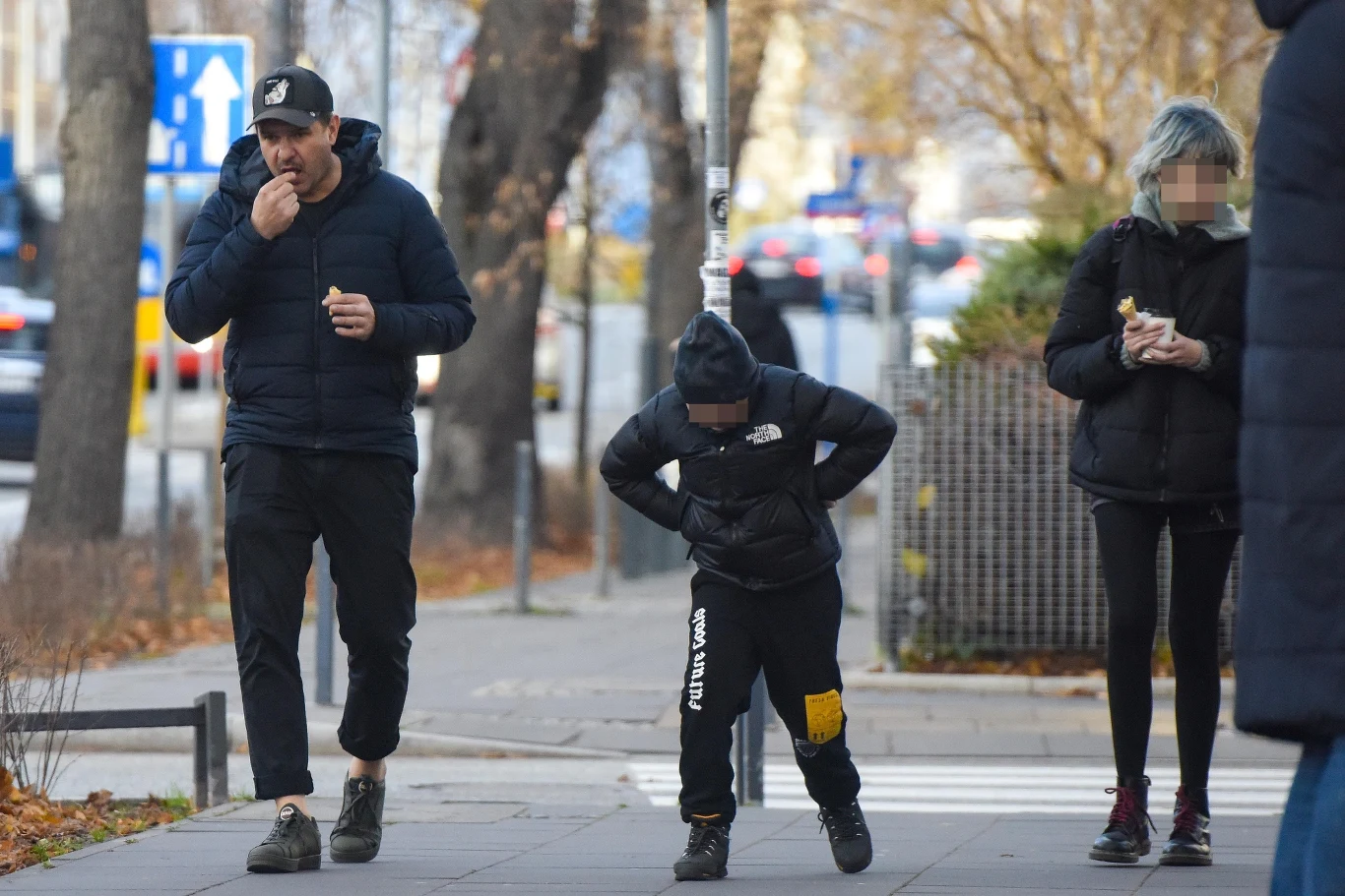 Tomasz Karolak złamał prawo ruchu drogowego, zastawiając bramę wjazdową.