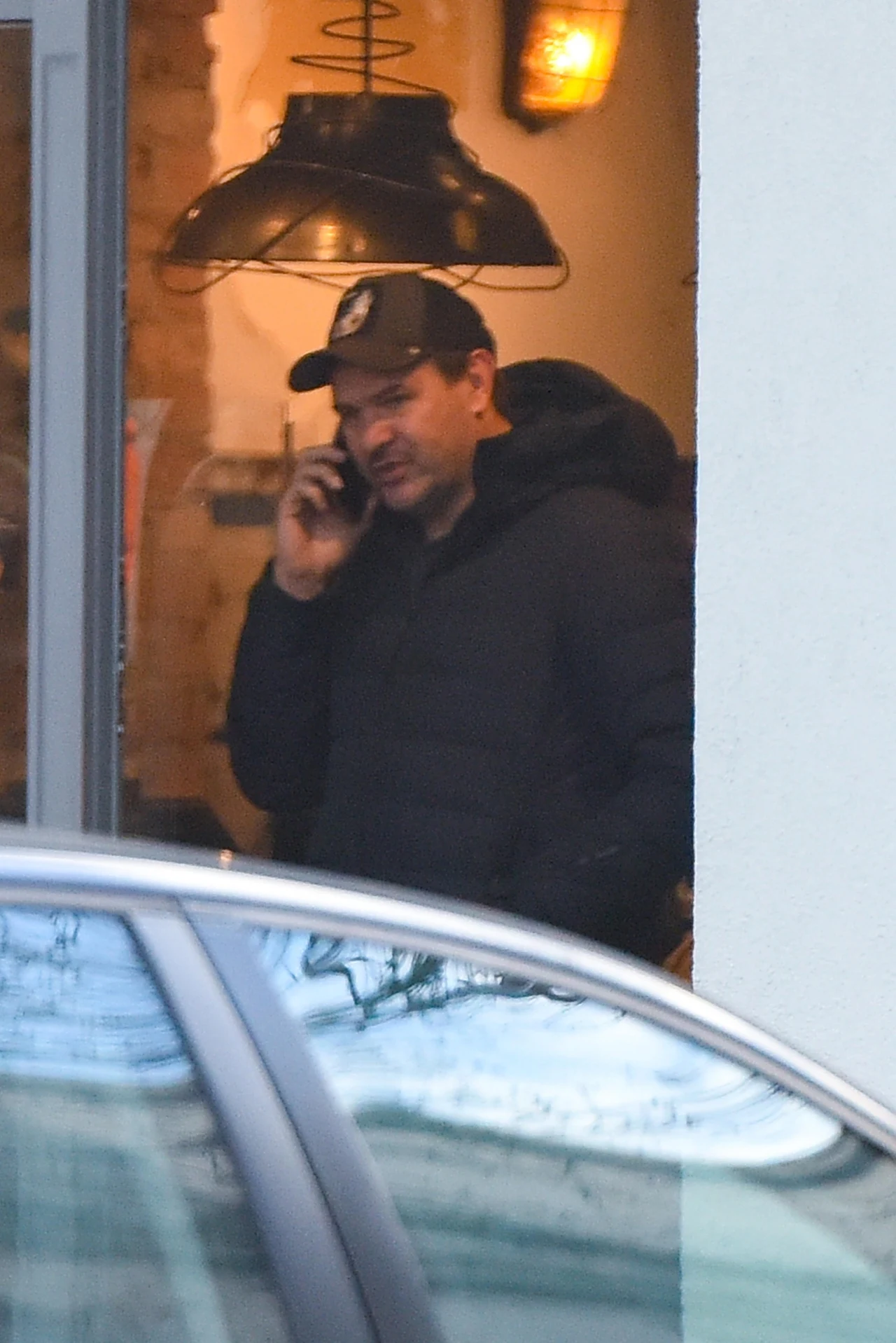 Czujni paparazzi przyłapali Tomasza Karolaka na gorącym uczynku. Czujni paparazzi przyłapali Tomasza Karolaka na gorącym uczynku.