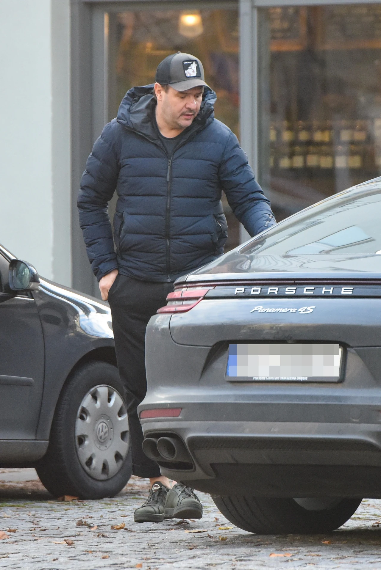 Po wyjściu z kawiarni, Karolak ze stoickim spokojem wrócił do auta jak gdyby nigdy nic i odjechał. Po wyjściu z kawiarni, Karolak ze stoickim spokojem wrócił do auta jak gdyby nigdy nic i odjechał.