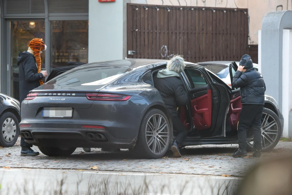 Za takie nadwyrężenie przepisów kierowca musi się liczyć z mandatem w wysokości 100 zł. Za takie nadwyrężenie przepisów kierowca musi się liczyć z mandatem w wysokości 100 zł.