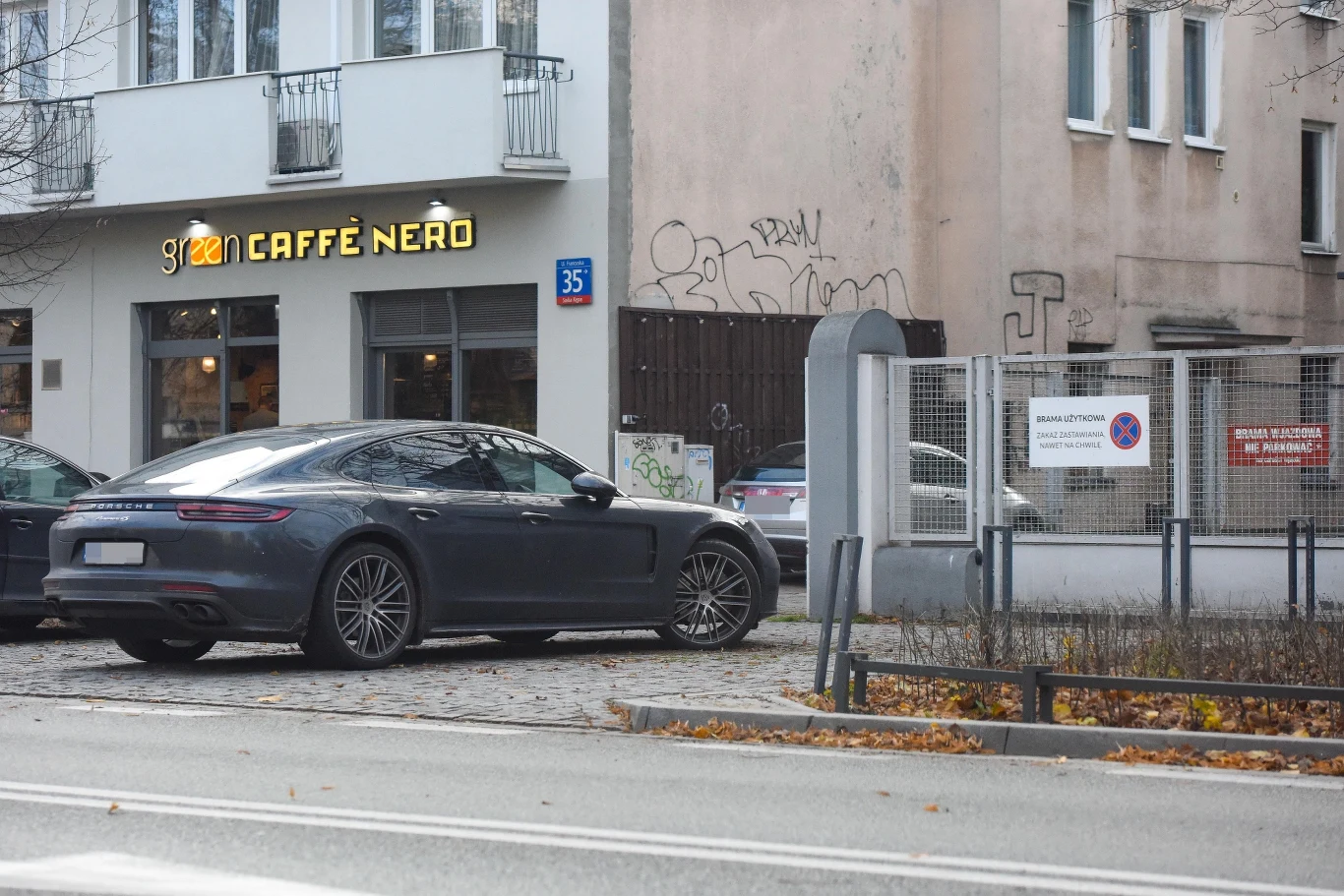 Jakiś czas temu aktor, wchodząc do jednego ze znanych sklepów meblowych, odmówił założenia maseczki ochronnej, która ma chronić klientów, by nie zarażali się wzajemnie koronawirusem.