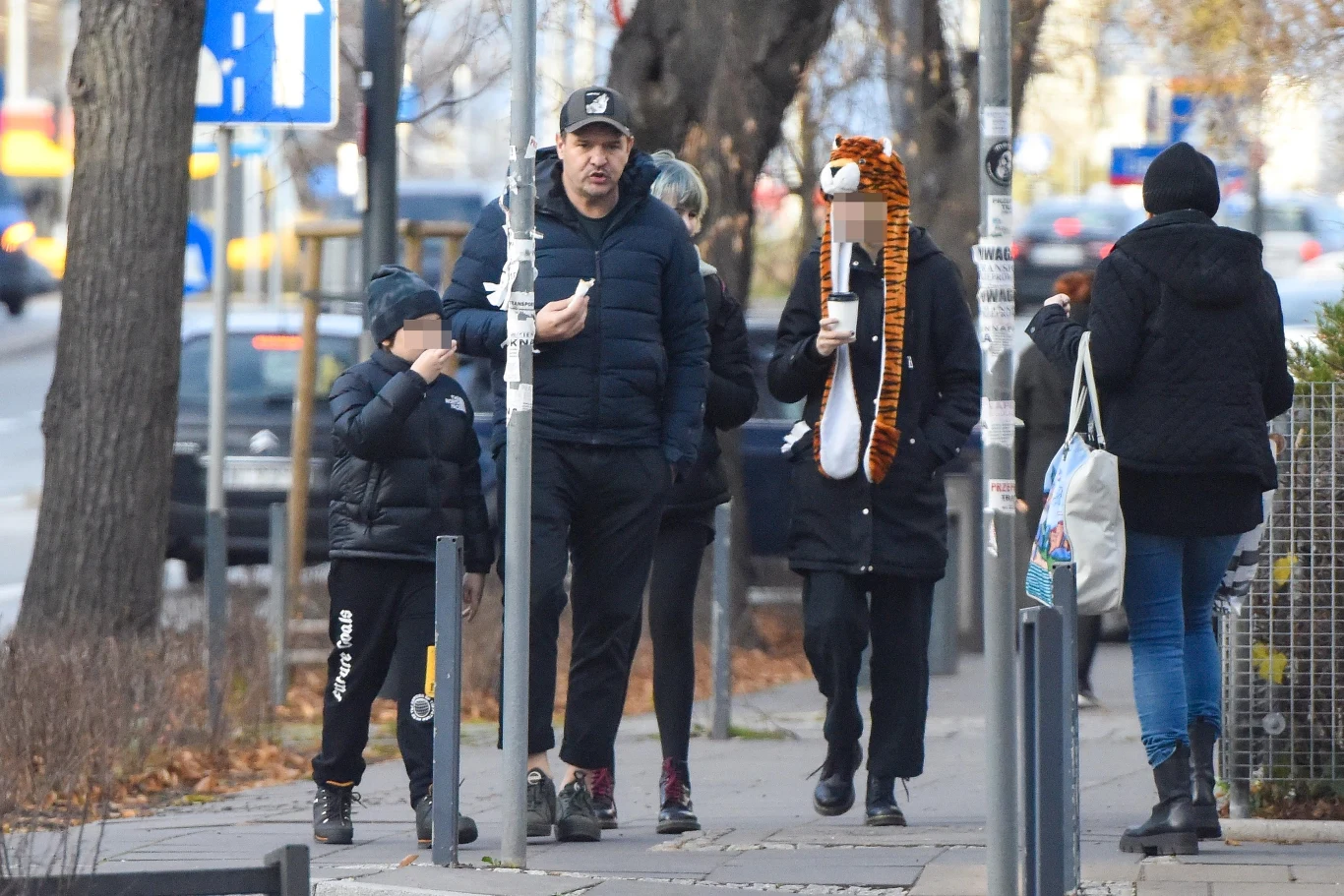Po zaparkowaniu w niedozwolonym miejscu, aktor zabrał dzieci i ich koleżankę do kawiarni na lody, zaś sam zamówił kawę.
