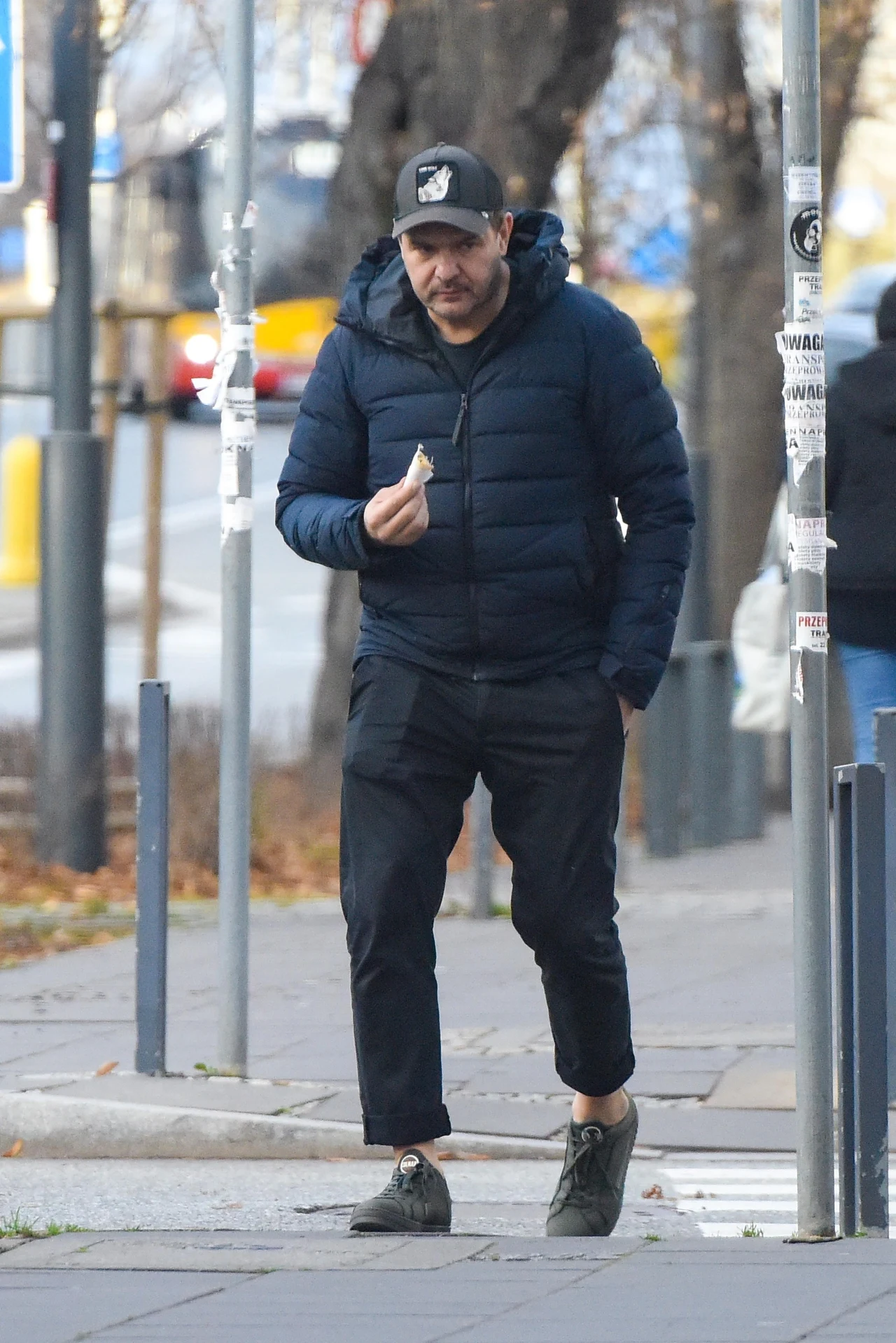 Art. 49 „Prawa o ruchu drogowym” stanowi w pkt 2., że: „Zabrania się postoju w miejscu utrudniającym wjazd lub wyjazd, w szczególności do i z bramy, garażu, parkingu lub wnęki postojowej”. Samo utrudnienie wjazdu jest wystarczającą przesłanką do ukarania kierowcy, który nieprawidłowo zaparkował.
Art. 49 „Prawa o ruchu drogowym” stanowi w pkt 2., że: „Zabrania się postoju w miejscu utrudniającym wjazd lub wyjazd, w szczególności do i z bramy, garażu, parkingu lub wnęki postojowej”. Samo utrudnienie wjazdu jest wystarczającą przesłanką do ukarania kierowcy, który nieprawidłowo zaparkował.