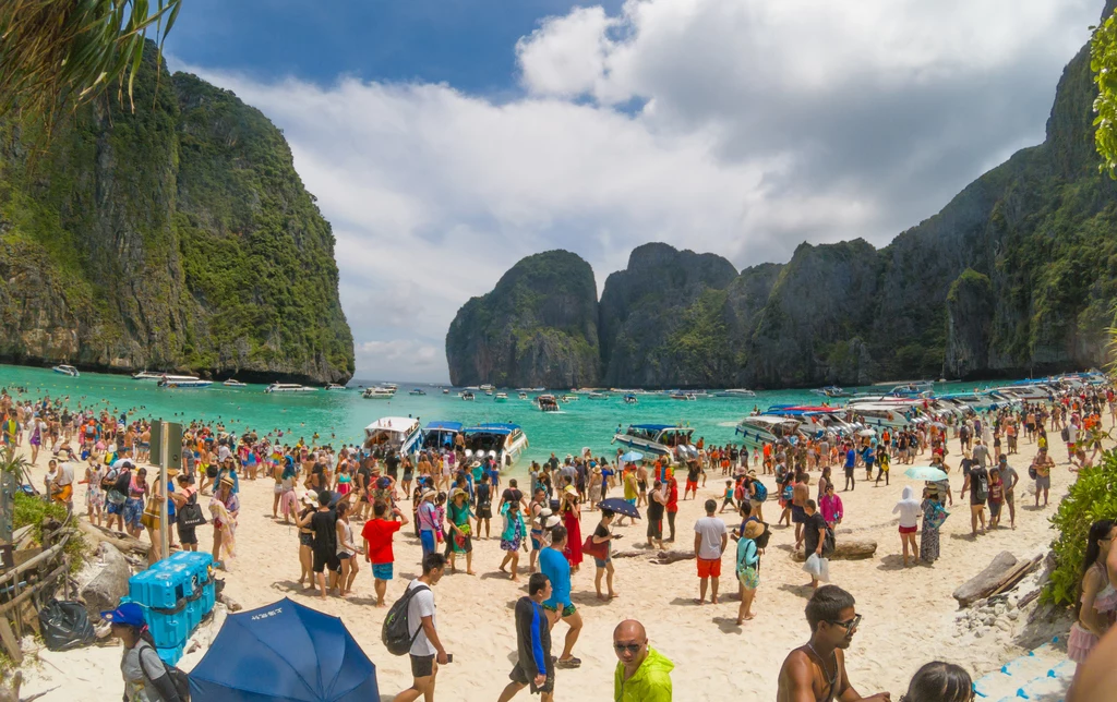 Przed zamknięciem plaży w 2018 regularnie odwiedzały ją miliony turystów 