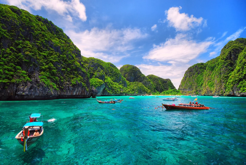 Maya Bay z filmu "Niebiańska plaża" od wielu lat zachwyca turystów 