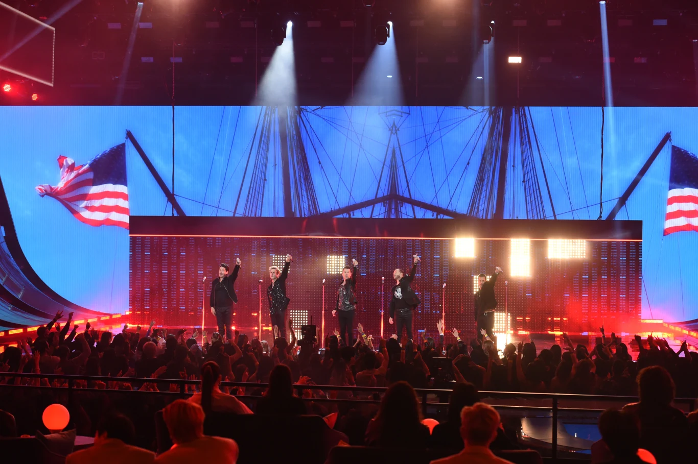 Wielką atrakcją był występ legendarnego boysbandu New Kids On The Block. Zespół wykonał takie hity jak "You Got It (The Right Stuff)", "Step by Step" i "Hangin' Tough".