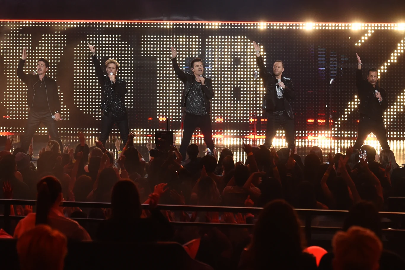 New Kids On The Block podczas występu na gali American Music Award 2021.