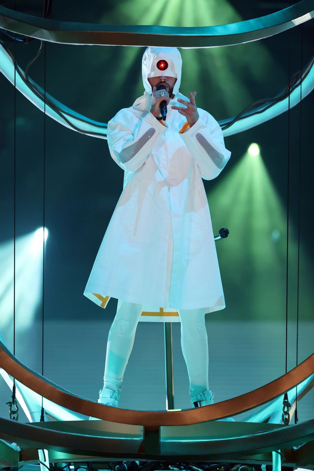 Bad Bunny podczas występu na gali American Music Award 2021.