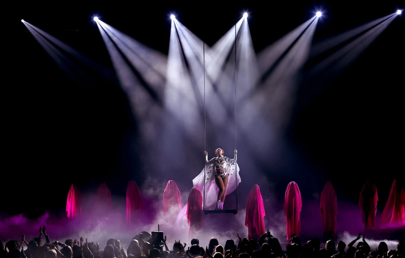 Chlöe na scenę zjechała na huśtawce zawieszonej u góry sceny. Dalsza część występu to fenomenalna choreografia w wykonaniu wokalistki i pięknych tancerek. 