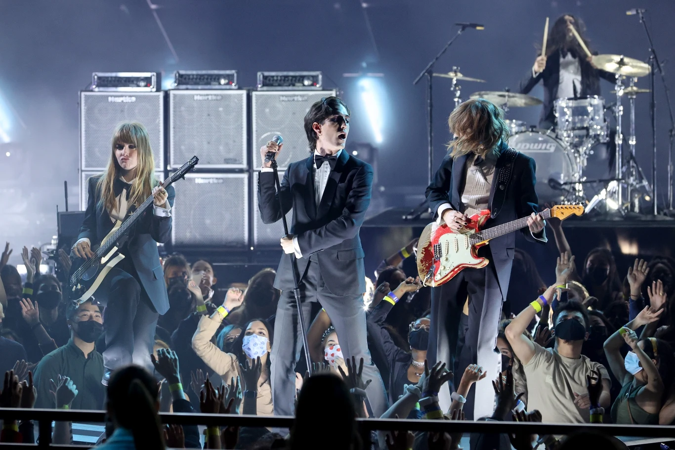Maneskin podczas występu na gali American Music Award 2021.
