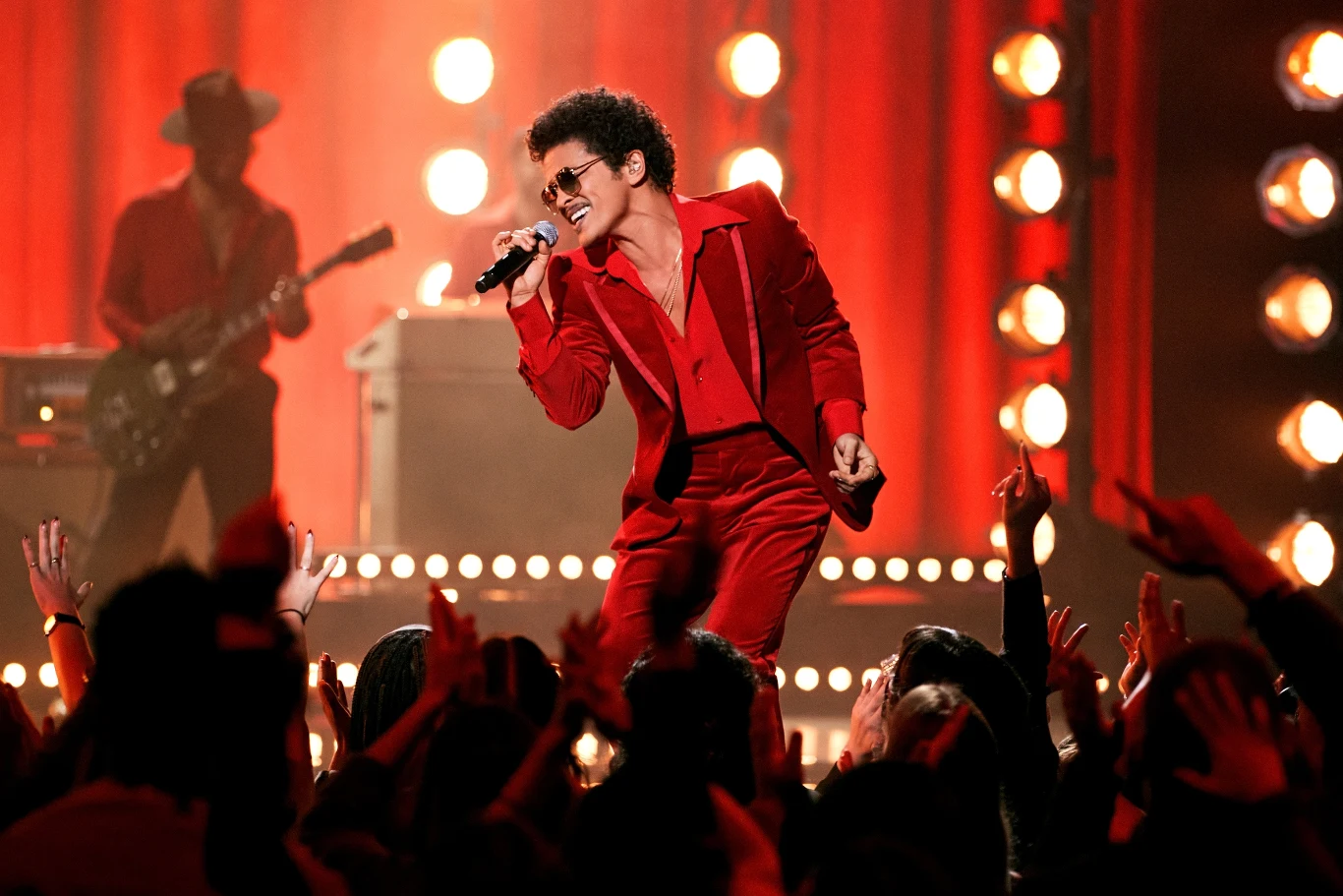 Bruno Mars podczas występu Silk Sonic na gali American Music Award 2021.