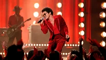 Bruno Mars podczas występu Silk Sonic na gali American Music Award 2021.