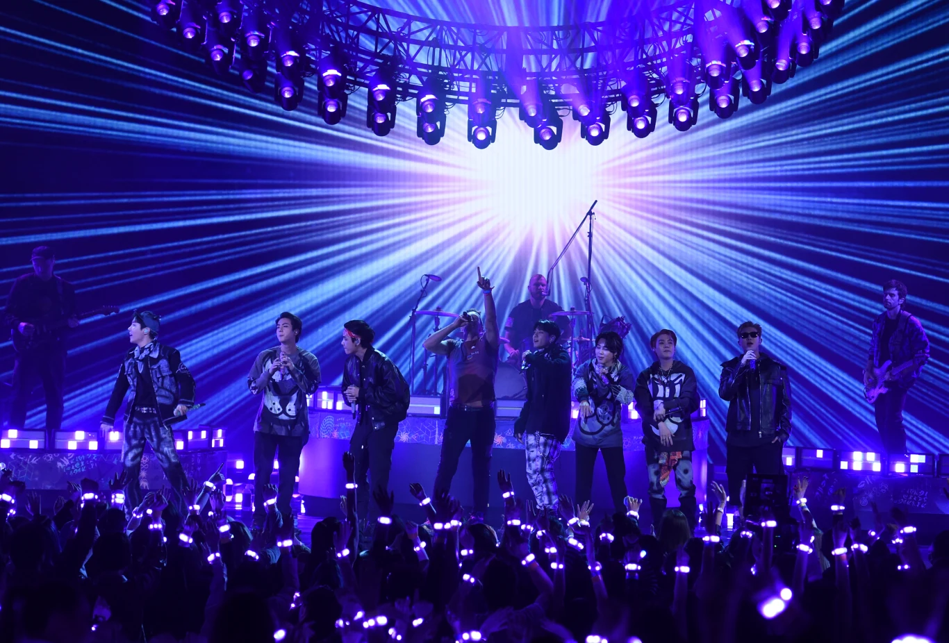 Coldplay i BTS podczas występu na gali American Music Award 2021.