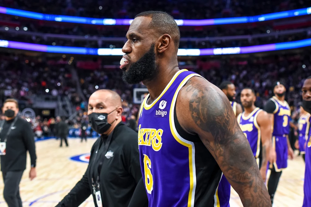 LeBron James musiał opuścić plac gry w trakcie starcia Lakers z Pistons